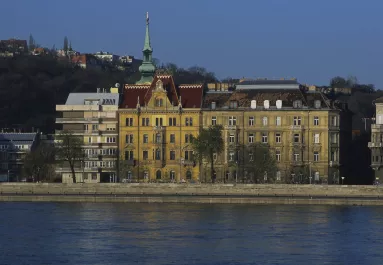 Friss részletek: bulizó fiatalokra csapott le a vihar az Erzsébet-hídnál, három embert a Dunában keresnek