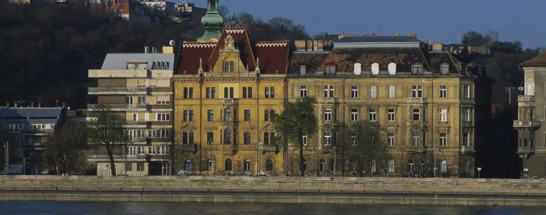 Friss részletek: bulizó fiatalokra csapott le a vihar az Erzsébet-hídnál, három embert a Dunában keresnek