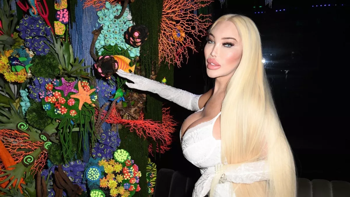 Szerelmes a néhai Ken baba: nem akárkivel vív forró csókcsatát - Fotók