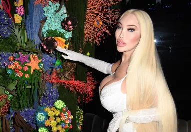 Szerelmes a néhai Ken baba: nem akárkivel vív forró csókcsatát - Fotók