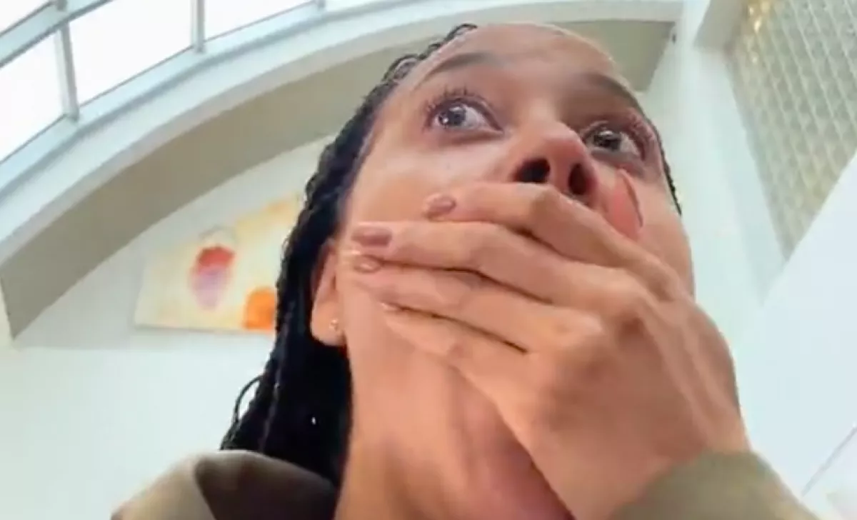 Amikor megtudta a nő, milyen kártérítést kínál a légitársaság a túlfoglalás miatt, elakadt a szava - Videó