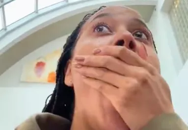 Amikor megtudta a nő, milyen kártérítést kínál a légitársaság a túlfoglalás miatt, elakadt a szava - Videó