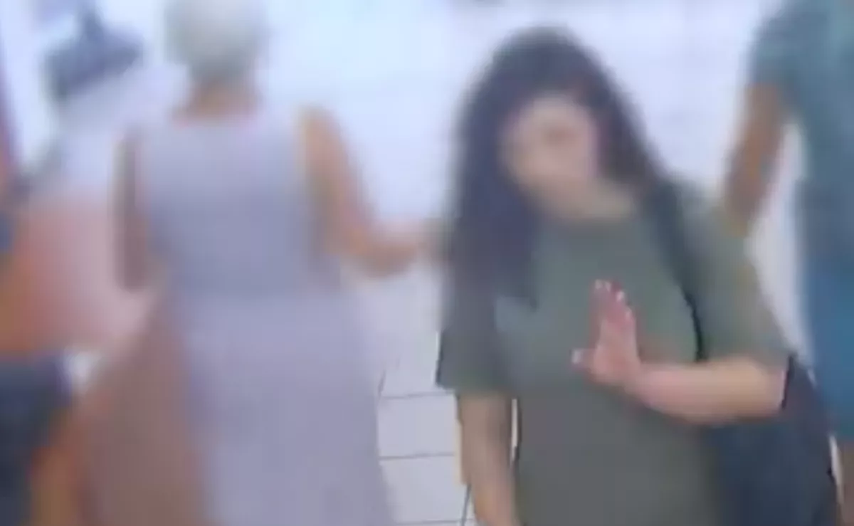 Meglátta a lány titkos kézjelét a kaposvári eladó és azonnal hívta a rendőröket - Videó