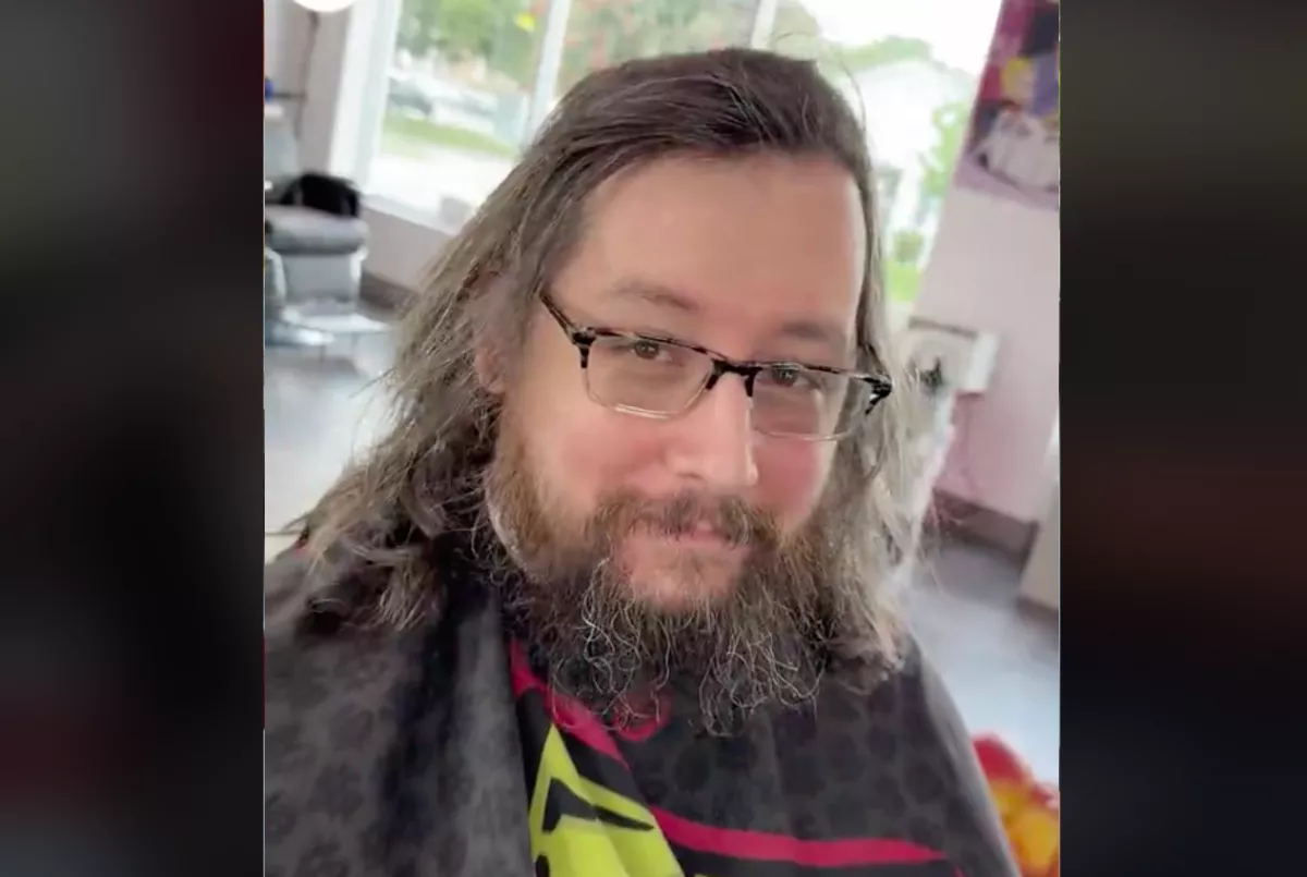 Két év után ment fodrászhoz a férfi: milliók ámulnak, mit csinált belőle - Videó