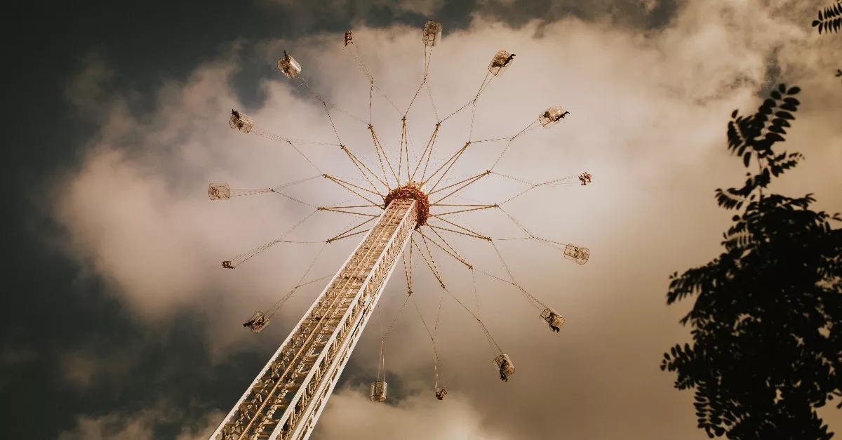Egy hirtelen jött vihar alatt állt le a láncos körhinta: 70 méter magasban rekedtek az utasok - Videó
