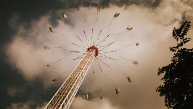 Egy hirtelen jött vihar alatt állt le a láncos körhinta: 70 méter magasban rekedtek az utasok - Videó