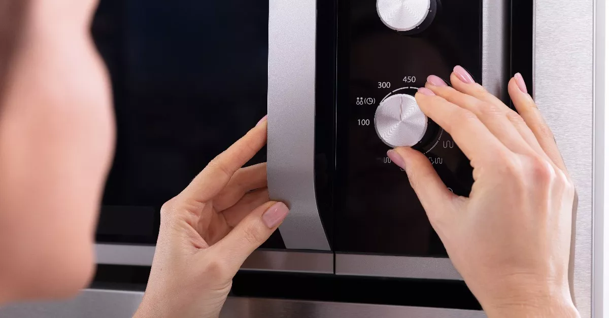 Ezért kell néha egy citromot tenni a mikrohullámú sütőbe