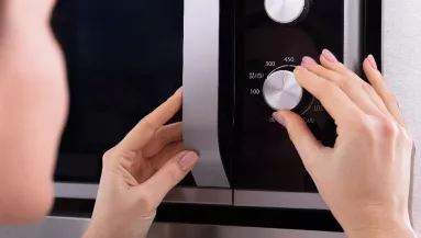 Ezért kell néha egy citromot tenni a mikrohullámú sütőbe