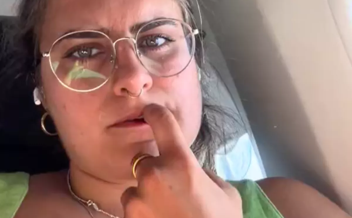 Nagyon várta a lány, hogy az ablaknál repüljön: amit a mellette ülő srác tett, mindent gallyra vágott - Videó