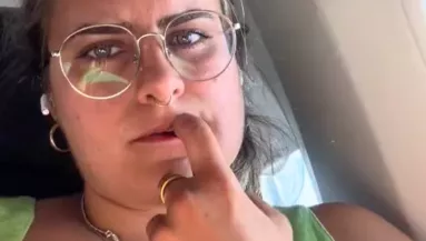 Nagyon várta a lány, hogy az ablaknál repüljön: amit a mellette ülő srác tett, mindent gallyra vágott - Videó