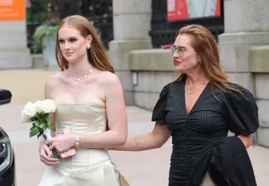 Anyja Agassi esküvői ruhájában ballagott Brooke Shields lánya - Fotó