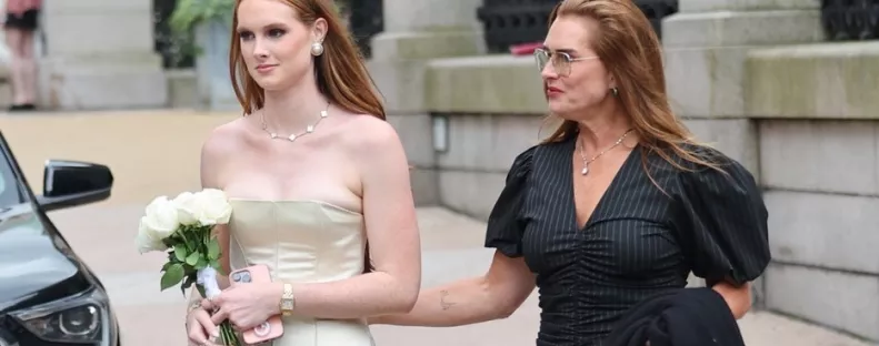 Anyja Agassi esküvői ruhájában ballagott Brooke Shields lánya - Fotó