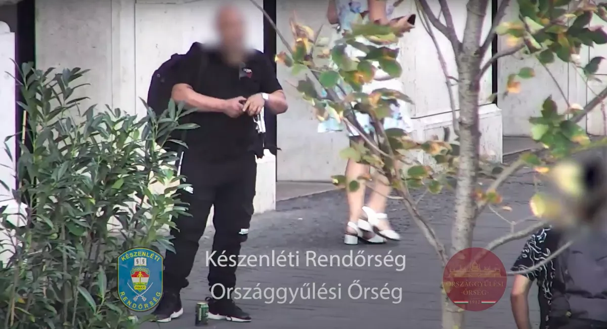 Megérkezett a videó: egy fegyveres férfit fogtak el a Kossuth téren - Videó