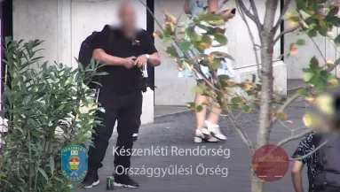 Megérkezett a videó: egy fegyveres férfit fogtak el a Kossuth téren - Videó