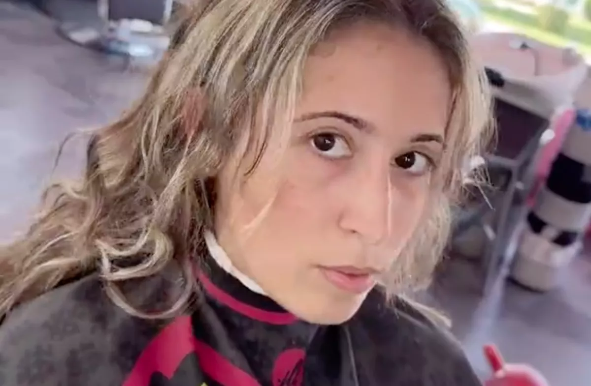 Meg akart szabadulni a lányos kinézetétől a nő: ezt csinálta belőle a fodrász - Videó