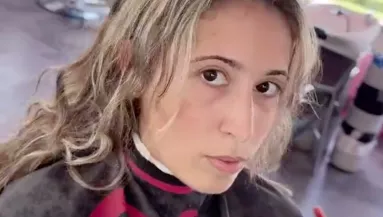 Meg akart szabadulni a lányos kinézetétől a nő: ezt csinálta belőle a fodrász - Videó