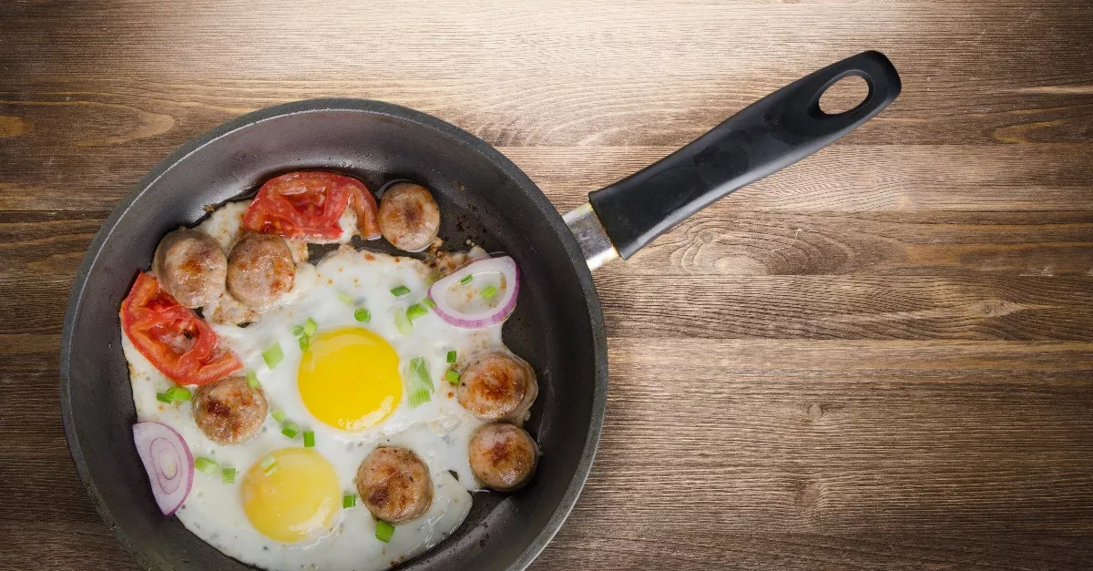 Nem csak felakasztásra: erre való a lyuk a serpenyő fogantyúján.