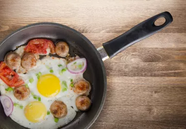 Nem csak felakasztásra: erre való a lyuk a serpenyő fogantyúján.