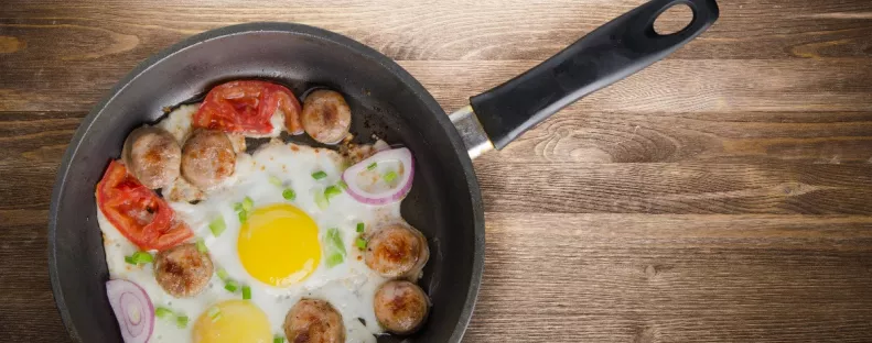 Nem csak felakasztásra: erre való a lyuk a serpenyő fogantyúján.