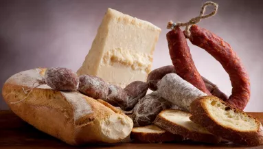 Bicskanyitogató átverés: ennyit fizetett a 86 éves néni a sajtért és kolbászért