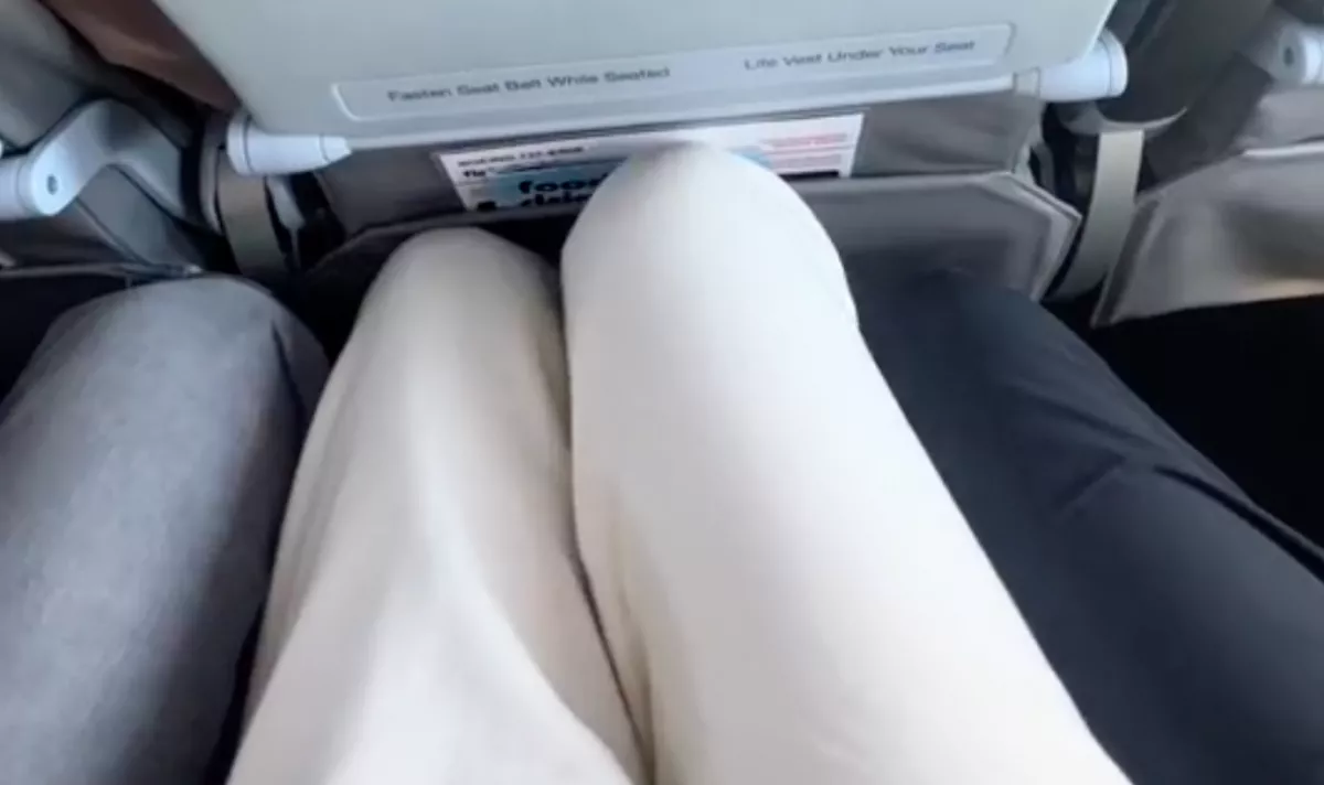 Felháborodott a nő, mit csinál a férfi mellette a repülőn: videóra vette