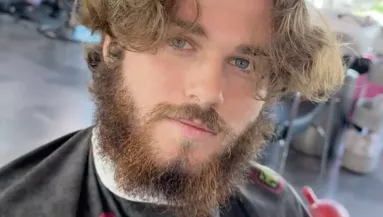 Új frizurát akart a srác: amit a fodrásznak mondott, attól leesett az álla - Videó