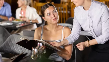 Amikor a nő ránézett az éttermi számlára, rögtön kinyílt a bicska a zsebében - Fotó