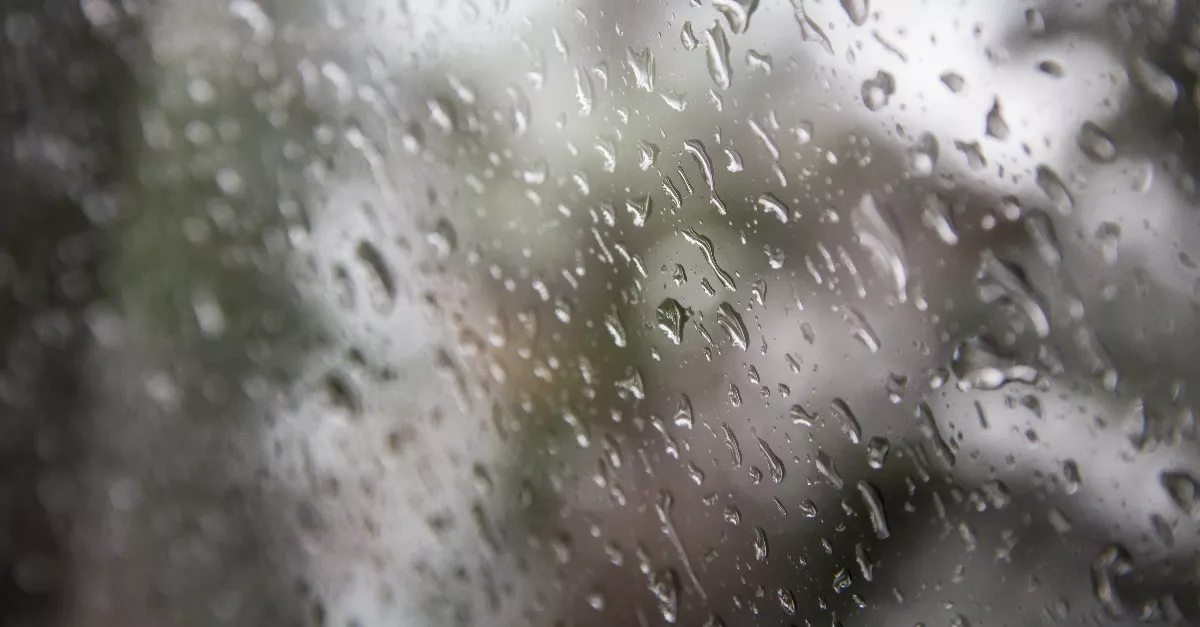 Leszakad az ég: 4 vármegyére frissítették a riasztást - Megjöttek a térképek