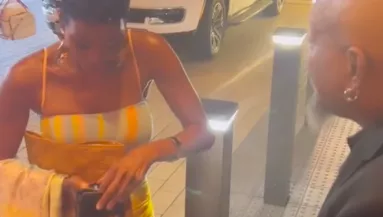 Megdöbbent a nő, mit kér tőle a kidobó a bár előtt - Videó