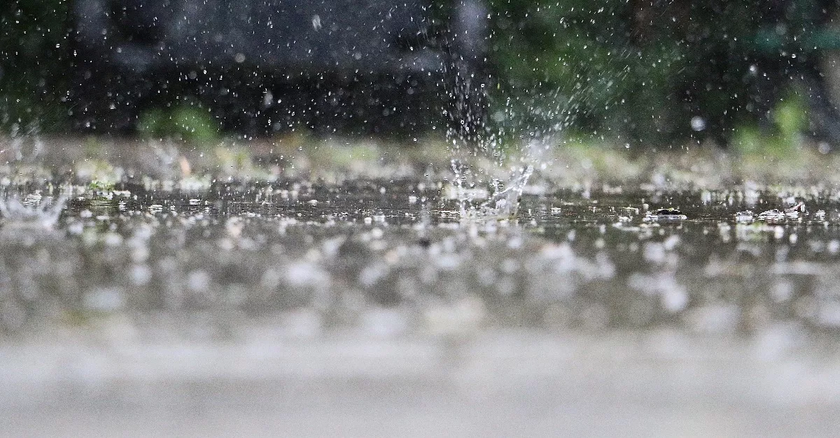 65 km/h-s szél, zivatarok és eső: 4 vármegyére frissítették a riasztást