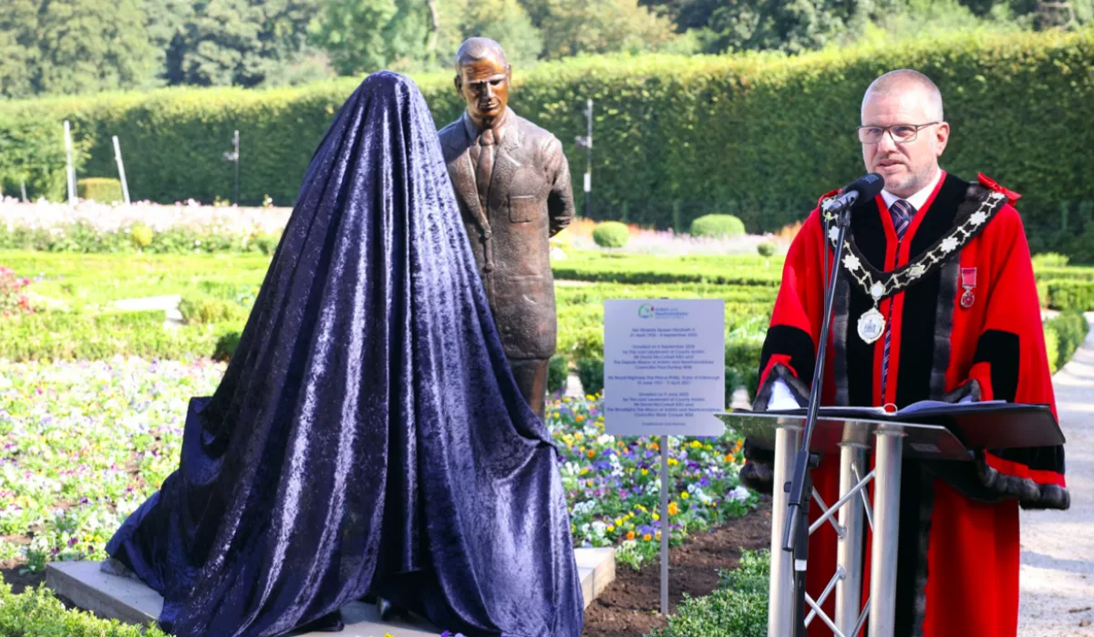 "Ez nem a mi királynőnk!" - Hatalmas vita Erzsébet királynő szobráról - Fotók