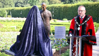 "Ez nem a mi királynőnk!" - Hatalmas vita Erzsébet királynő szobráról - Fotók