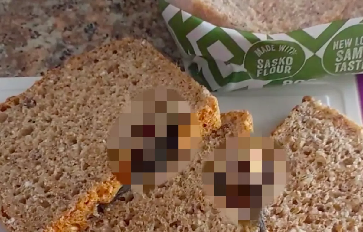 Toastot vett a szupermarketben a nő: amikor meglátta, mibe harapott, kifordult a gyomra - Videó