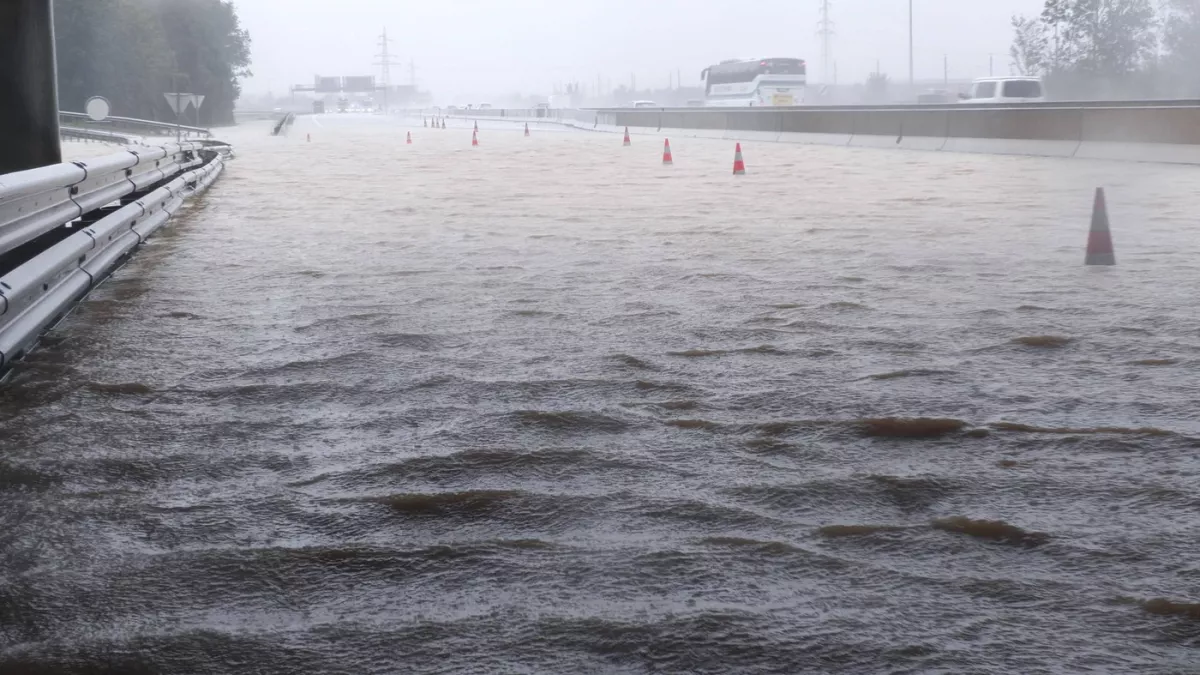 70 km/h-s szél, kiadós eső és zivatarok: 7 vármegyére frissítették a riasztást