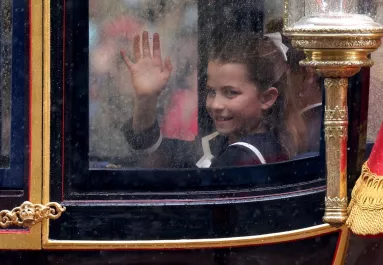 Ezért lehet egyszer sokkal gazdagabb a kis Sarolta mint György herceg - Fotók