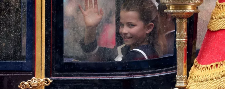 Ezért lehet egyszer sokkal gazdagabb a kis Sarolta mint György herceg - Fotók