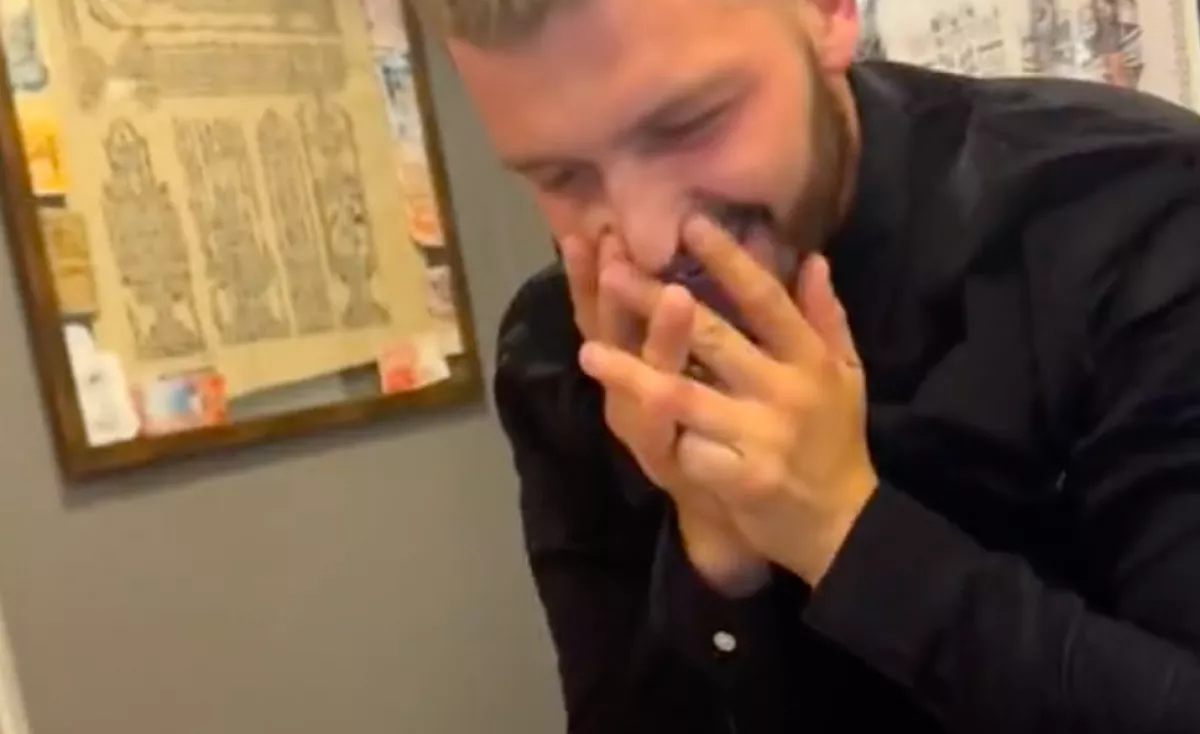 Bukta a fogadást a csajával: a srác meglepetés-tetkóján pusztul a világ - Videó