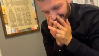 Bukta a fogadást a csajával: a srác meglepetés-tetkóján pusztul a világ - Videó