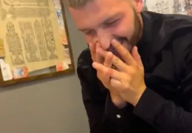 Bukta a fogadást a csajával: a srác meglepetés-tetkóján pusztul a világ - Videó