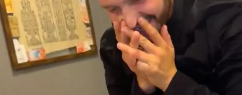 Bukta a fogadást a csajával: a srác meglepetés-tetkóján pusztul a világ - Videó