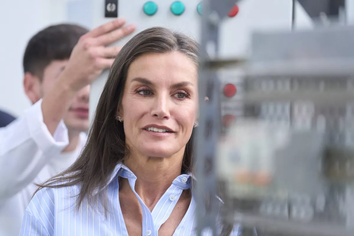 Olyan kivágott ruhában ment Letícia királynő a szakközépbe, hogy a tinédzser fiúk pirultak el - Fotók