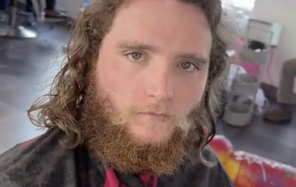 20 év után ment fodrászhoz a férfi: amit csinált belőle, az agyára megy - Videó