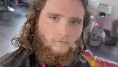 20 év után ment fodrászhoz a férfi: amit csinált belőle, az agyára megy - Videó