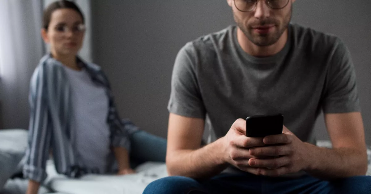 Ez a 3 biztos jele, a párod a hátad mögött mást keres