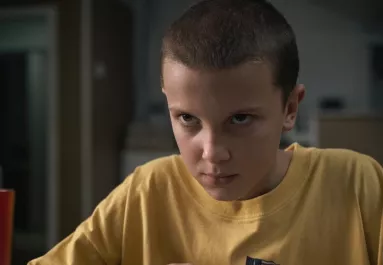 A Stranger things Eleven-je volt: friss képen 40-nek nézik a rajongói - Fotók