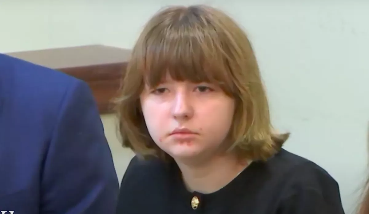 Életfogytiglant kapott a 15 éves lány: brutális módón ölte meg az anyját - Videó