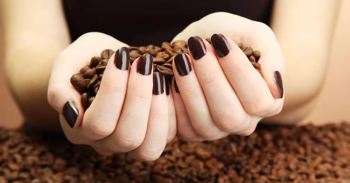 Étcsoki, karamella, fekete bogyó,... - íme 2024 őszének körömtrendjei - Fotók
