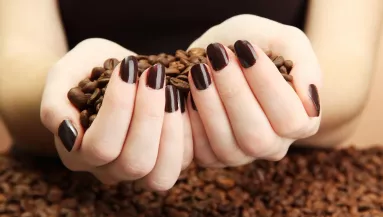 Étcsoki, karamella, fekete bogyó,... - íme 2024 őszének körömtrendjei - Fotók