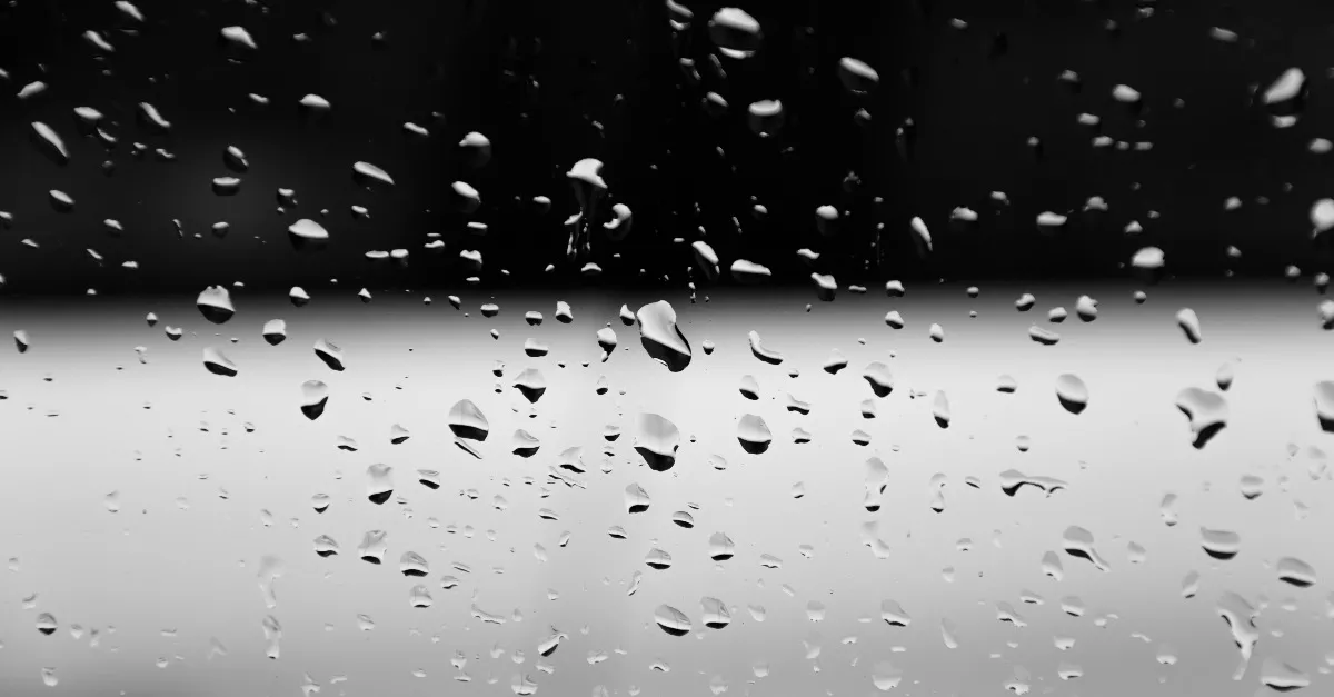 80 km/h-s szél, zivatarok, jég: 16 vármegyére frissítették a riasztást