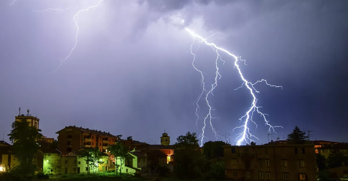 75 km/h-s széllökések, zivatarok: 16 vármegyére frissítették a riasztást